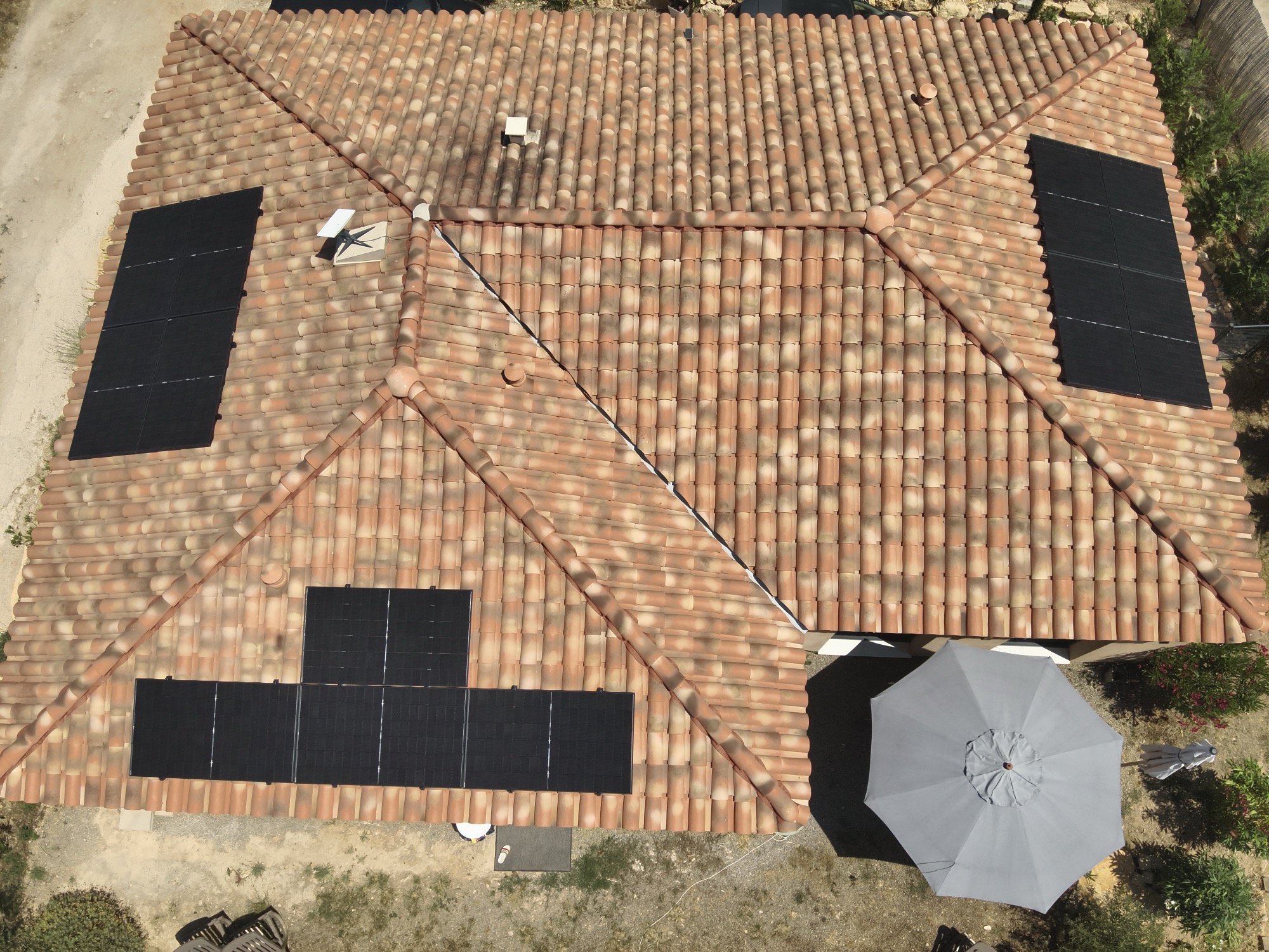 Installation photovoltaïque 6 kWc full black Enphase sur toiture tuiles à Draguignan - vue aérienne drone